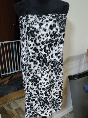 Leopard Print Plush Bath Wrap - Black & White
